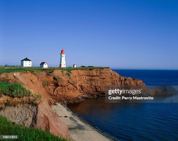 lighthouse at l'anse-a-la cabane, havre aubert, quebec, canada - islas de la magdalena fotografías e imágenes de stock