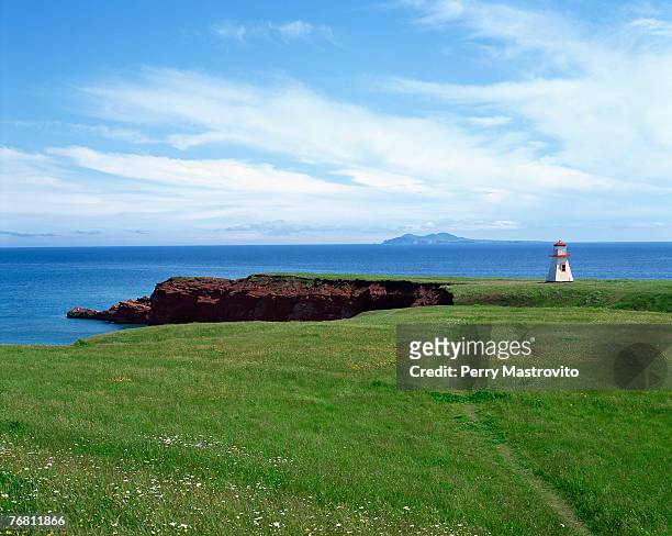 lighthouse at cap alright, magdalen islands, quebec, canada - islas de la magdalena fotografías e imágenes de stock