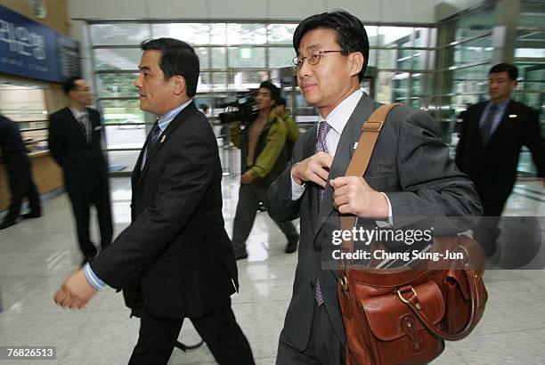 South Korean officials leave to visit North Korea for summit preparations at the Immigration and Quarantine office September 18, 2007 in Paju, South...