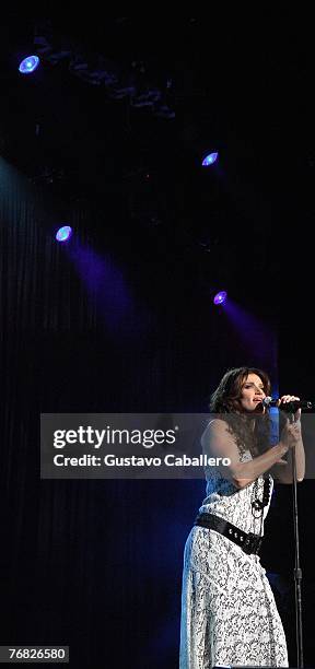 Singer Idina Menzel performs at the 106.7 Lite fm "One Night With Lite" Concert at Wamu Theater of Madison Square Garden September 17, 2007 in New...