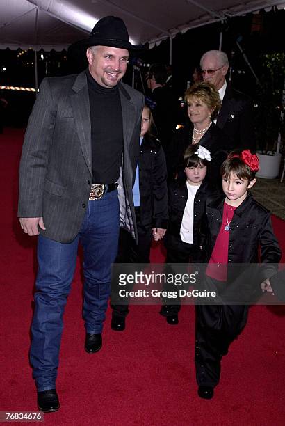 Garth Brooks and his kids arrive at the 28th People's Choice Awards