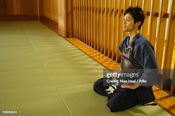 portrait of a kendo fencer - dojo photos et images de collection