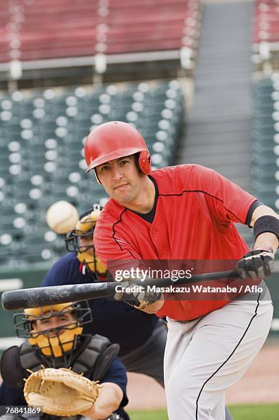 baseball player bunting the ball - baseball bunt fotografías e imágenes de stock