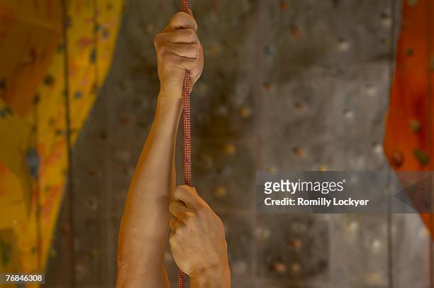 man holding onto rope at indoor climbing centre, close-up - 爬山繩 個照片及圖片檔