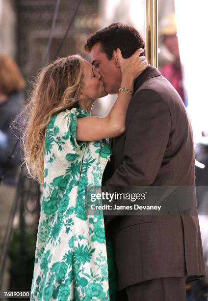 Actress Sarah Jessica Parker and actor Chris Noth on location for "Sex and the City: The Movie" September 19, 2007 in New York City.