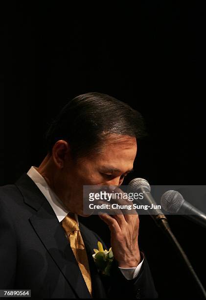 Lee Myung-Bak, the presidential candidate of Grand National Party speaks during a special luncheon at the European Union Chamber of Commerce in Korea...