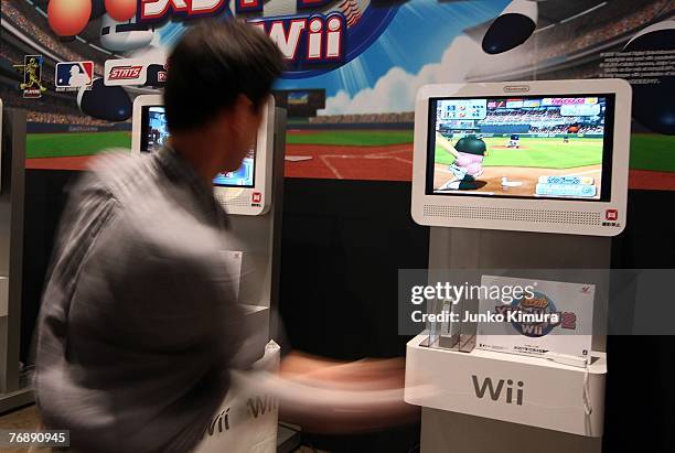 Visitor try out a game with Nintendo's Wii during the Tokyo Game Show at Makuhari Messe on September 20, 2007 in Chia, Japan. Japan's biggest game...