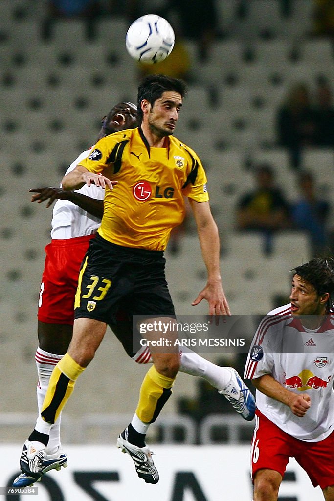 Salzburg's Ibrahim Sekagya (L) challenge