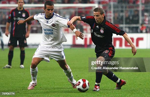 Jan Schlaudraff of Munich in action with Ruben Amorim of Lisbon during the first round UEFA Cup match between Bayern Munich and Belenenses Lisbon at...