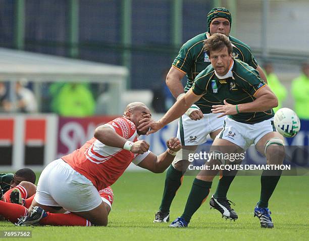 South Africa's n?8 and captain Bob Skinstad vies with Tonga's prop Soane Longopoa Tonga'uiha during their rugby union World Cup group A match South...