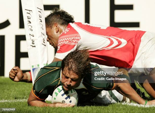Bob Skinstad gets past Sukanaivalu Hufanga to score a try during the 2007 Rugby World Cup match between South Africa and Tonga at the Stade Felix...