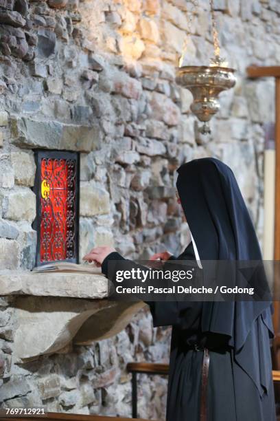 rosans benedictine abbey. catholic nun before the tabernacle. france. - monja fotografías e imágenes de stock