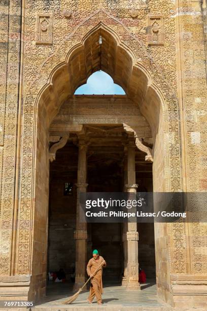 weeper in the ruins of adhai-din-ka-jhonpra mosque (known as the 2 1/2 day shed relating to the legend that it was built in 2 1/2 days), ajmer, rajasthan. india.  - adhai din ka jhonpra mosque photos et images de collection