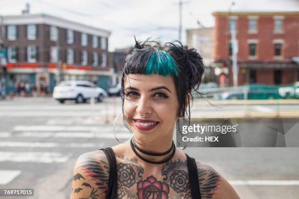 a portrait of a young woman with black and blue hair. - punk rocker stockfoto's en -beelden