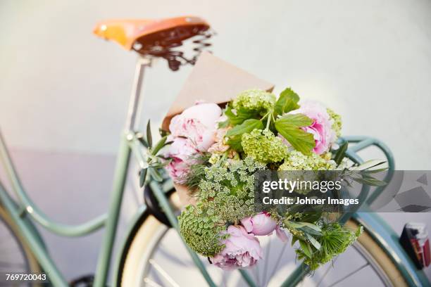 bouquet of flowers on bicycle - bouquet foto e immagini stock