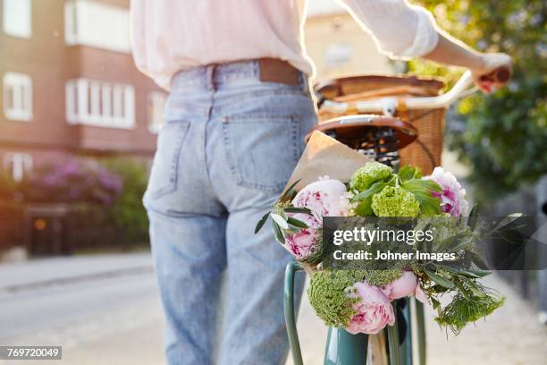 flowers in bicycle basket - bouquet foto e immagini stock