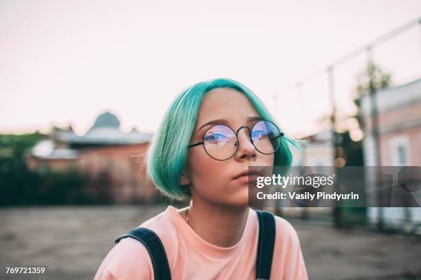 portrait of teenage girl with green dyed hair wearing eyeglasses - its a girl photos et images de collection