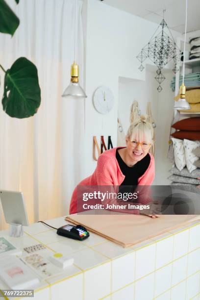 woman working in shop - verkäuferin stock-fotos und bilder