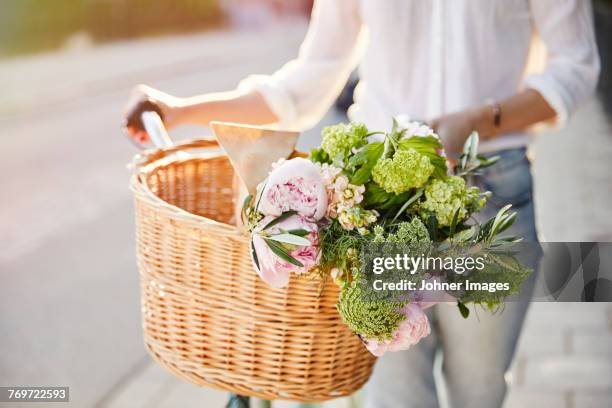 flowers in bicycle basket - bicycle flower basket stock pictures, royalty-free photos & images