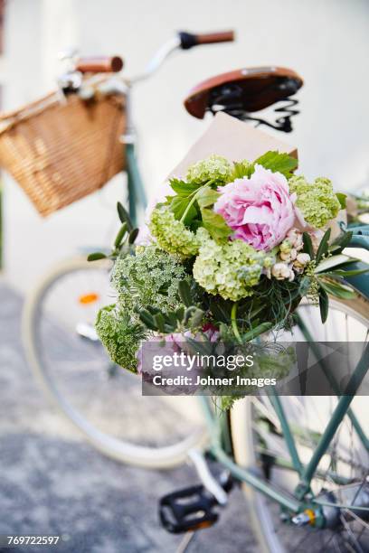 bouquet of flowers on bicycle - bicycle flowers stockfoto's en -beelden