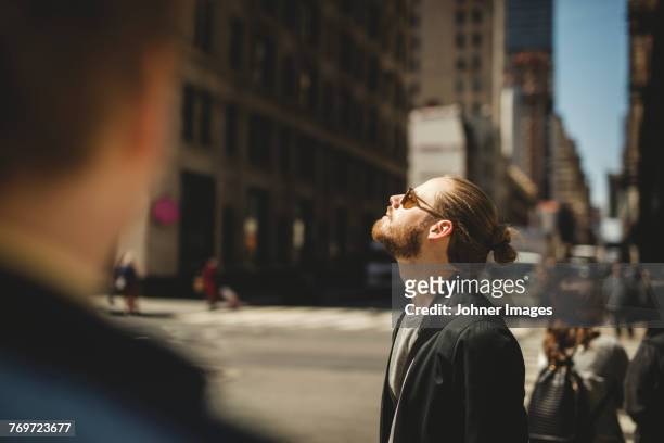 man relaxing in city - tomando sol - fotografias e filmes do acervo