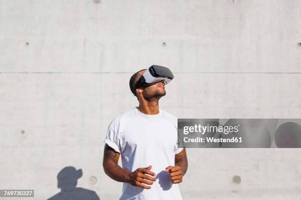 man wearing virtual reality glasses - réalité virtuelle photos et images de collection