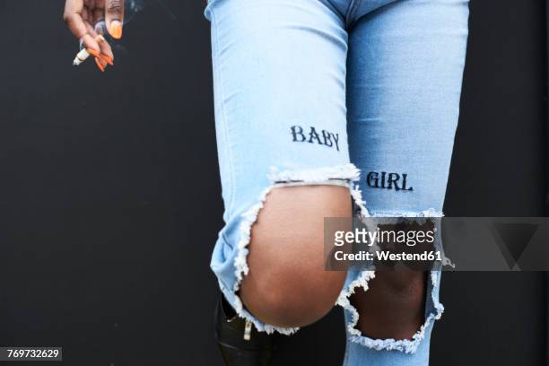 legs of woman wearing used look jeans - standing with hands on knees imagens e fotografias de stock