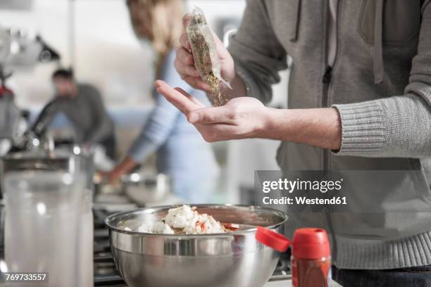 close-up of man preparing meal in kitchen - sachet stockfoto's en -beelden