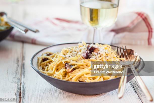 spaghetti carbonara and white wine - carbonara sauce stock pictures, royalty-free photos & images