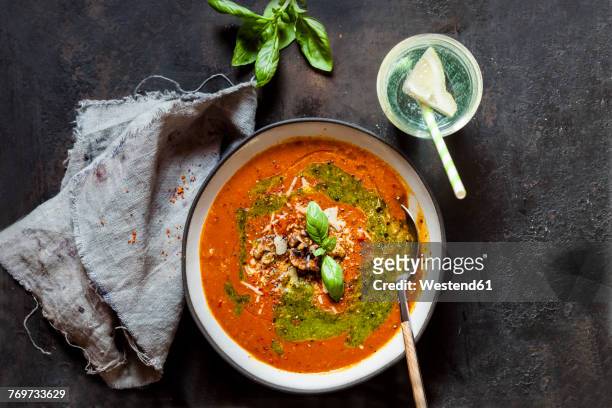 soupe made of roasted bell pepper with walnuts and pesto - roasted pepper stock-fotos und bilder