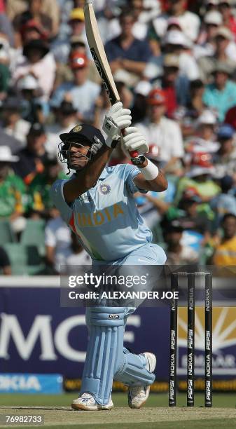 India's batsman Robin Uthappa keeps his eye on the ball of Pakistan's bowler Sohail Tanvir during the Twenty20 cricket world championship final at...