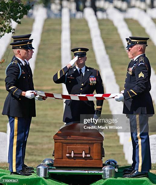 Military Rites Folded Flag Funeral Photos and Premium High Res Pictures - Getty Images