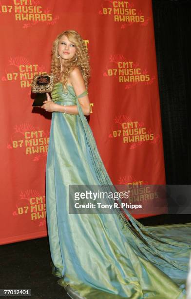 Taylor Swift, winner Breathrough Video of the Year for "Tim McGraw"