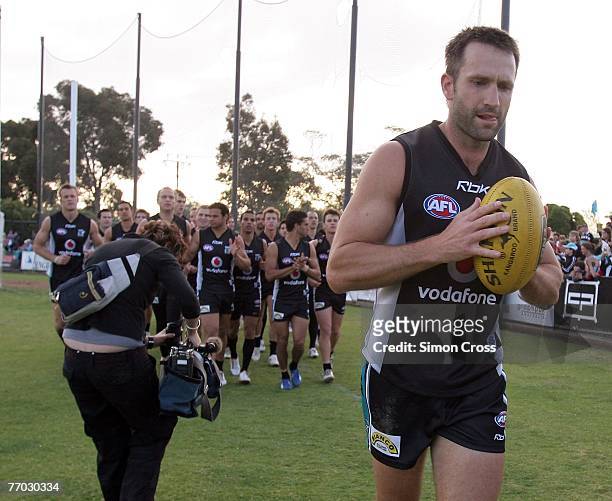 Darryl Wakelin leads the team in a lap of honor after a Port Adelaide Power AFL training session held at Alberton Oval September 26, 2007 in...