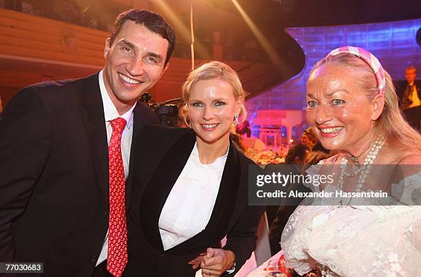 Wladimir Klitschko, Veronica Ferres and Angela von Hohenzollern attend the United People Charity Night 2007 on September 21, 2007 in Munich, Germany.