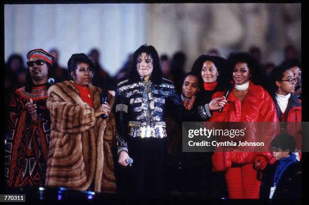 Stevie Wonder, Aretha Franklin, Michael Jackson and Diana Ross stand with a crowd in front of the Lincoln Memorial January 17, 1993 in Washington,...