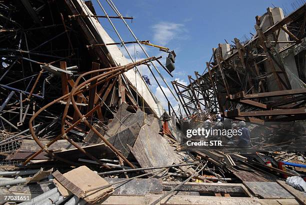 Rescue workers search the site of the collapse of Can Tho bridge under construction in Vietnam's southern province of Vinh Long, 26 September 2007....