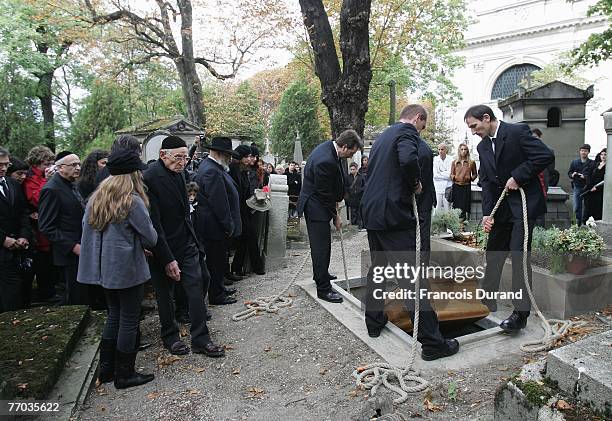 The coffin of Marcel Marceau, the world-famous mime artist who died 22 September 2007, at the age of 84, is carried during his funeral at the Pere...