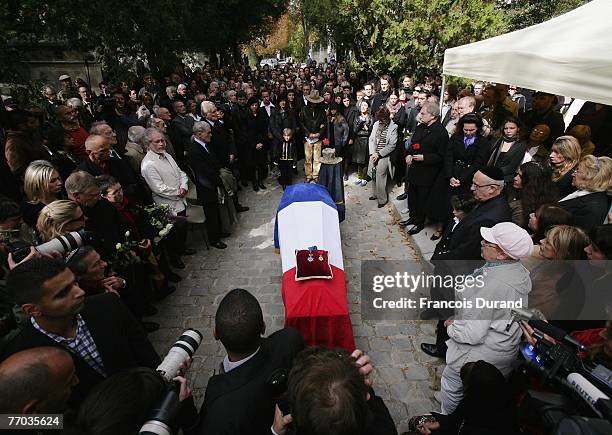 Relatives attend the funeral of Marcel Marceau, the world-famous mime artist who died 22 September 2007, at the age of 84, at the Pere Lachaise...