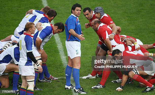 New-Zealand referee Steve Walsh gives instruction as players prepare a scrum during the rugby union World Cup group D match Georgia vs. Namibia, 26...