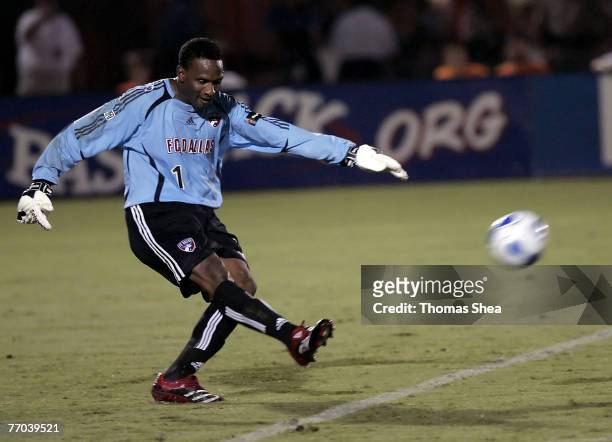 Houston Dynamo against FC Dallas goal keeper Shaka Hislop in US Open Lamar Hunt Cup at Robertson Stadium in Houston, Texas on August 23, 2006....