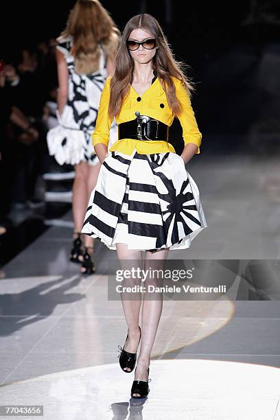 dpa) - Estonian model Carmen Kass, pictured at the presentation of the  collection of Gucci during the fashion week in Milan, Italy, 28 September  2002 Stock Photo - Alamy