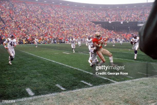 Jerry Rice Making The Catch Jerry Rice 1987 Photos and Premium High Res Pictures - Getty Images
