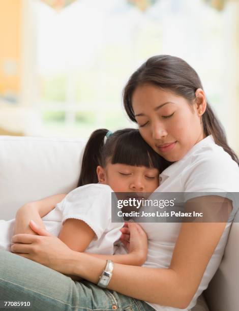 pacific islander mother and daughter hugging - pacific islander girl fotografías e imágenes de stock