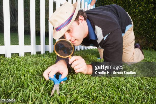 man cutting grass with scissors - obsession photos et images de collection