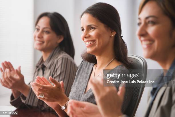 Hispanic Businesswomen Clapping, Stockfoto