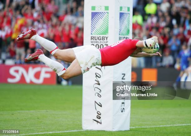 Shane Williams of Wales dives over to score his team's second try during the Rugby World Cup 2007 Pool B match between Wales and Fiji at the Stade de...
