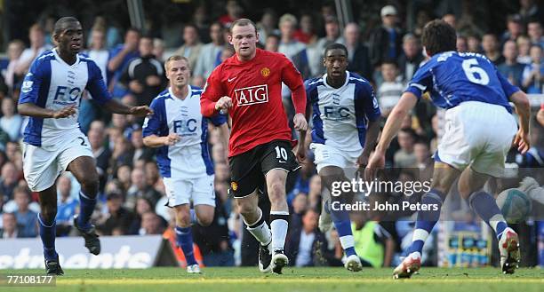 Wayne Rooney of Manchester United clashes with Fabrice Muabma, Sebastian Larsson, Johan Djourou and Liam Ridgewell of Birmingham City during the...