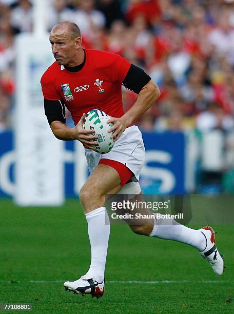 Gareth Thomas of Wales runs with the ball during the Rugby World Cup 2007 Pool B match between Wales and Fiji at the Stade de la Beaujoire on...