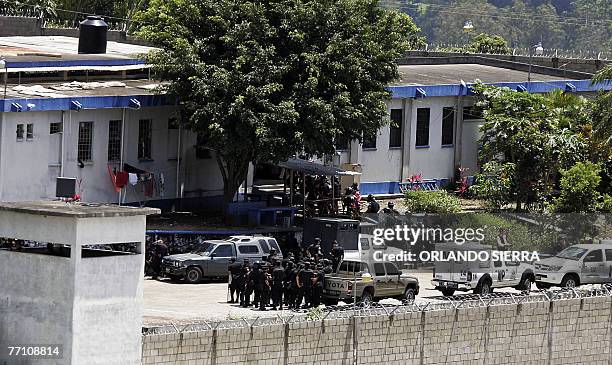 Guatemalan riot police members prepare to enter the El Boqueron high security prison 29 September, 2007 in Cuilapa, 70kms east of Guatemala City,...